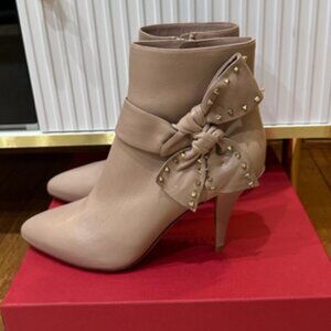 Valentino Garavani Rockstud bow bootie